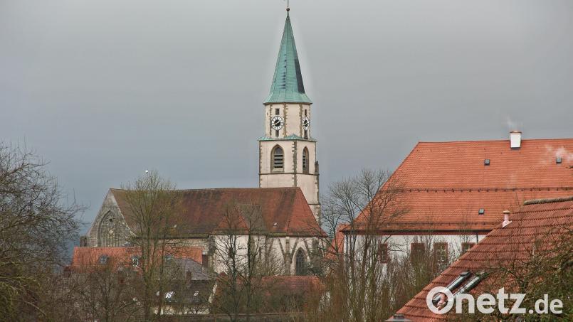 Die Stadtpfarrkirche St- Johannes der Täufer von Nabburg &quot;hat Fieber&quot;. Die laublosen Bäume geben jetzt im Winter den Blick von Norden her frei auf ein &quot;krankes&quot; Bauwerk, dessen Entstehungsgeschichte möglicherweise neu geschrieben werden muss. Untersuchungen mit moderner Technik fördern erste interessante, wissenschaftlich fundierte Daten zu Tage. Bild: bph