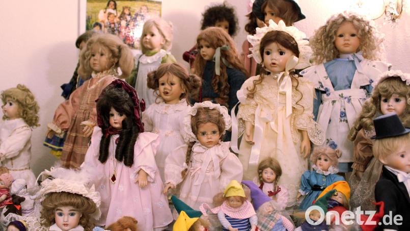 Die Puppen aus den 20er Jahren hat Heidi Brand aus Tirschenreuth für ein Bild zur Verfügung gestellt. Die Künstlerin gießt und brennt ihre Puppenköpfe selbst, und mit der Bemalung haucht sie den zarten Geschöpfen Leben ein. Die Puppenkleider entwirft und näht sie ebenfalls selbst. Bild: pol