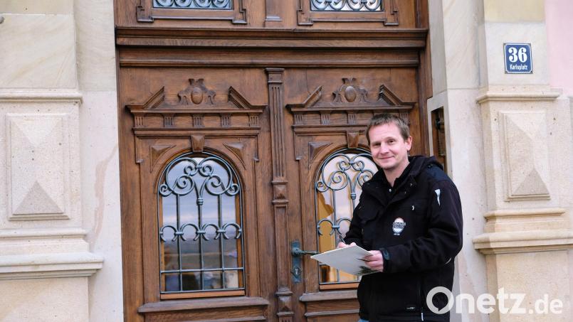Restaurator Matthias Ehmann zieht vor dem Haupteingang des ehemaligen Vermessungsamtes Bilanz. &quot;Die Restaurierung dieses stadtbildprägenden Gebäudes ist gut gelungen.&quot; Bild: do