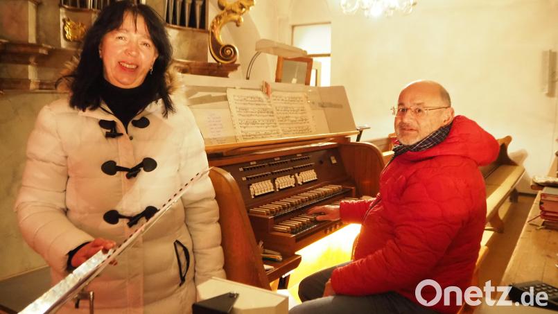 Gabriele und Adolf Scharf halten an Weihnachten seit Jahrzehnten die Stellung auf der Empore in der Kirche von Schwarzhofen, sie als Chorleiterin, er als Organist. Bild: bl