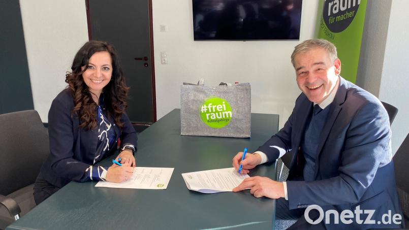 Die Waldershofer Bürgermeisterin Margit Bayer bei der Unterzeichnung der Zweckvereinbarung mit Wunsiedels Landrat Peter Berek. Bild: Landratsamt Wunsiedel/exb