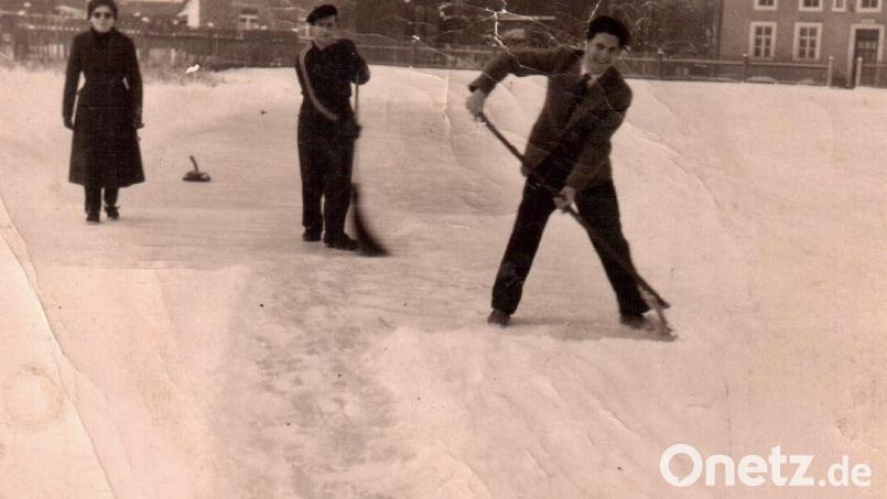 Im Winter war der Schnellweiher ein Paradies für Schlittschuhläufer und Eisstockschützen. Dafür musste aber erst eine Eisbahn freigeräumt werden. Josef Zeitler (mit Schneeschaufel) wohnte mit seinen Angehörigen von 1939 bis 1960 im Haus von Georg Winter, Hausname Molenz (hinten rechts). Archivbild: Josef Zeitler/exb