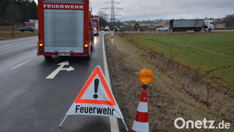 Glück im Unglück hatte der Autofahrer, der nach dem Zusammenstoß mit einem Lastwagen im Straßengraben landete. Er wurde leichtverletzt. Bild: jr