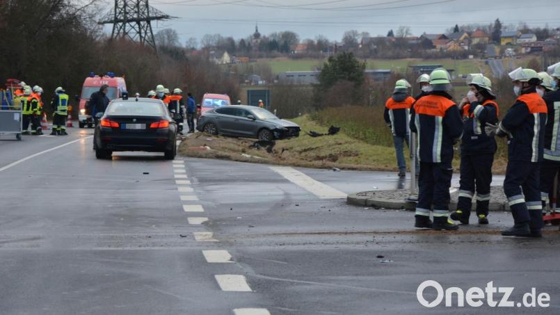 Glück im Unglück hatte der Autofahrer, der nach dem Zusammenstoß mit einem Lastwagen im Straßengraben landete. Er wurde leichtverletzt. Bild: jr
