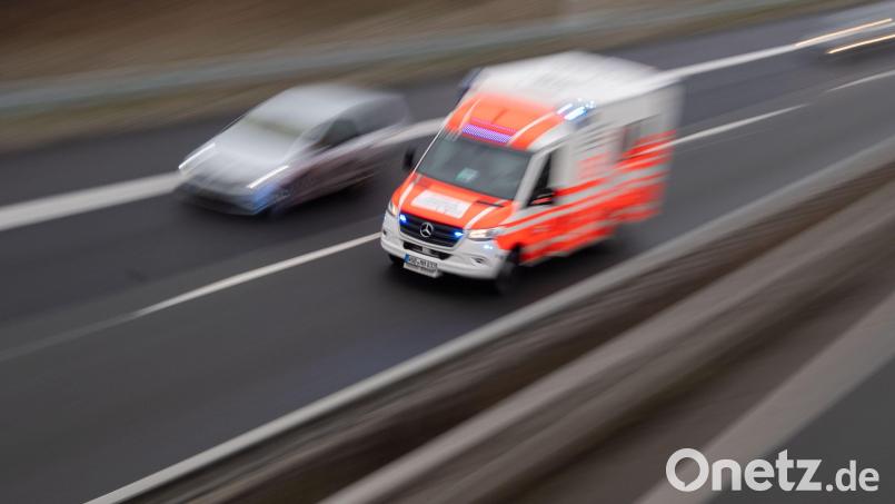 Eine Frau hat eine Zapfsäule so dermaßen gerammt, dass ihr Auto umgefallen ist. Symbolbild: Julian Stratenschulte/dpa