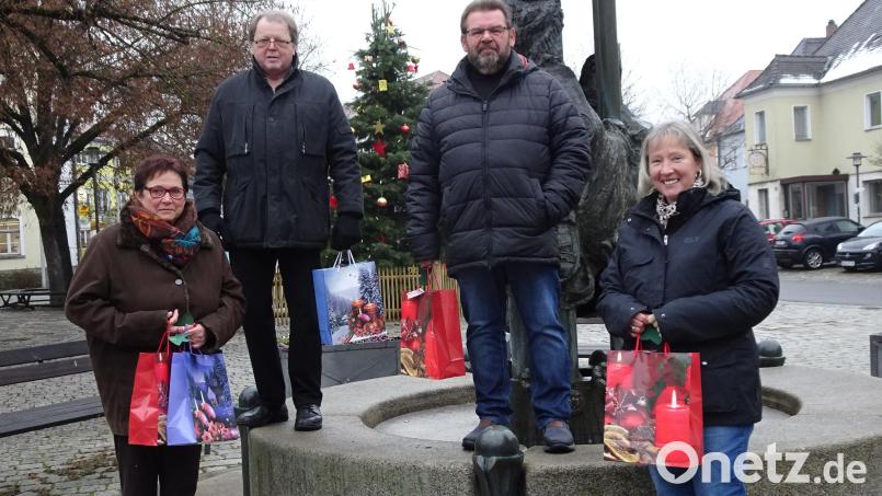 Die VdK-Vorstandschaft überbrachte den älteren Mitgliedern sowie Menschen mit Behinderung Weihnachtspakete. Ortsvorsitzende Gerti Gradl sowie die Vorstandsmitglieder Johann Norgauer, Peter Liedtke und Kristina Meidinger-Schmidt (von links) machten sich dazu auf den Weg. Bild: hm
