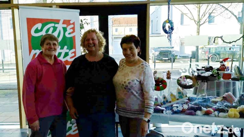 (von rechts) Else Reiß, Karin Rockinger und Elisabeth Heider (Hutzastub'n Café Mitte e.V.) am Tag der Erlösübergabe. Bild: Elisabeth Heider/exb
