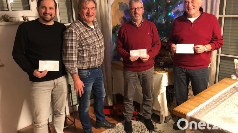 Tobias Hösl (Dießfurt, von links), Siegfried Rauch (DJK) und Josef Sirtl (TSV) bedanken sich für die finanzielle Unterstützung bei Richard Suttner (Zweiter von links) . Bild: ffz