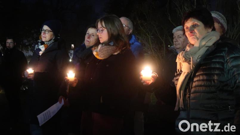 Die Pfadfinder um Günther Roscher verteilten Kerzen, die für eine besondere Stimmung im Park sorgten. Bild: Kunz