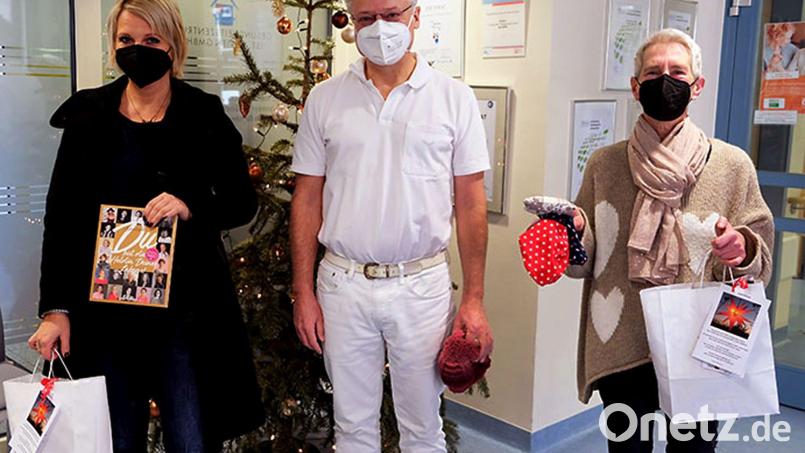 Susanne Hahn (links) und Brigitta Schöner (rechts) vom Förderverein Familiengesundheit Oberpfalz besuchten kurz vor Weihnachten die Patienten von Dr. Ludwig Fischer von Weikersthal (Mitte). Er ist Ärztlicher Leiter der Praxis für Hämatologie und Internistische Onkologie. Bild: Klinikum/Uschold/exb