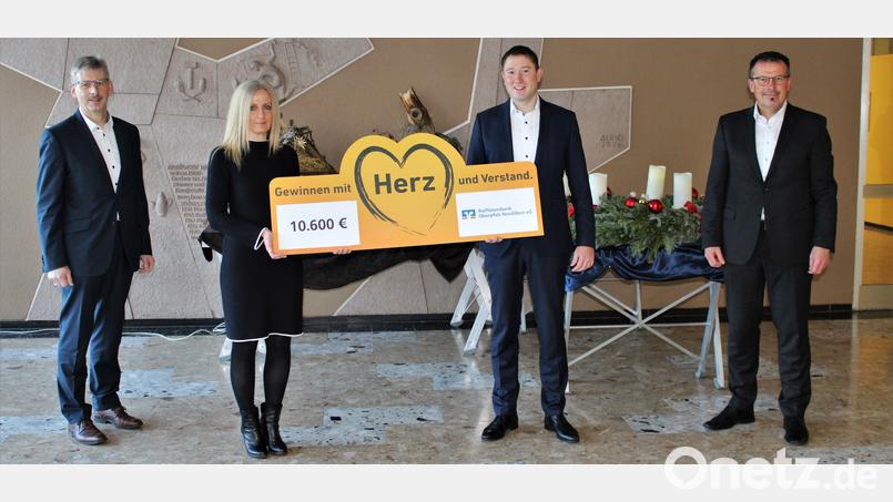 Bei der Spendenübergabe dabei waren (von links) Robert Haubner, Rektorin Sabine Graser, Thomas Keck und Joachim Geyer. Bild: ckl