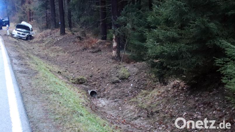 Der Wagen blieb nach dem Abflug total beschädigt im Graben stehen. Bild: jma