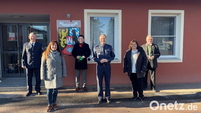 Weihnachtsbesuch bei der Bereitschaftspolizei Nabburg. Auf dem Bild zu sehen sind (von links) Jürgen Pfaffenzeller, Rita Holzgartner, Peter Wein, Helmar Termer, Marianne Schieder und Armin Schärtl. Bild: Büro Schieder