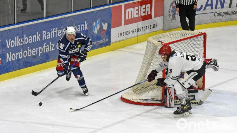 Nick Latta (links, Szene aus der Partie gegen Passau) zeichnete sich beim 6:3-Erfolg der Blue Devils beim SC Riessersee als vierfacher Torschütze aus. Archivbild: gb