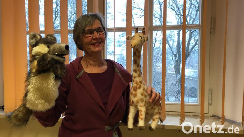 Referentin Theresia Kunz mit Wolf und Giraffe, den Symboltieren der gewaltfreien Kommunikation. Bild: jzk