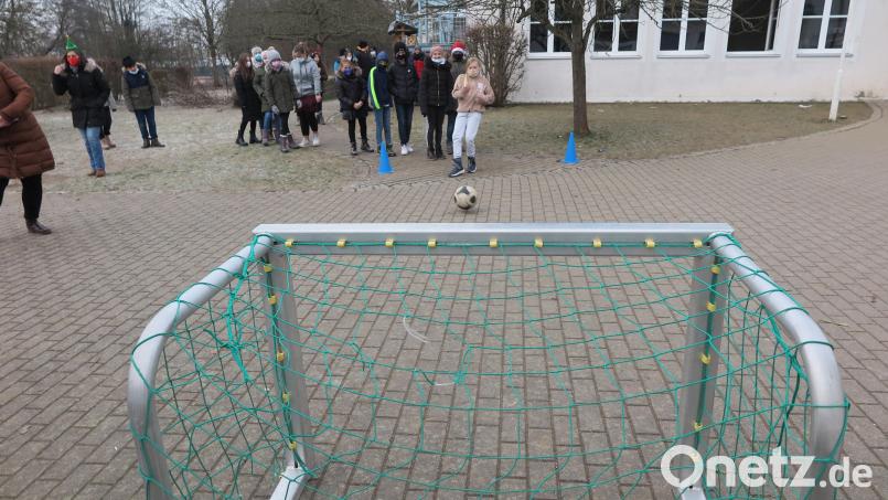 Beim „Schneeballschießen“ durfte jeder Schüler einer Klasse mit einem Fußball auf ein kleines Tor schießen. Bei 30 Treffern gab es eine Belohnung. Bild: jzk