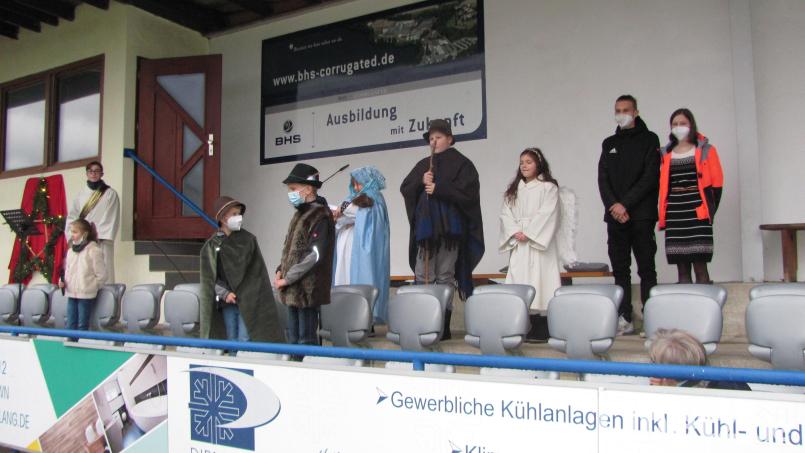 Zehn Kinder führten unter Anleitung von Ulrike Rauch am Fußballplatz am Heiligen Abend ein Krippenspiel auf. Pfarrer Varghese Putenchira bat, mit Spenden an die Menschen in Not zu denken. Bild: sei