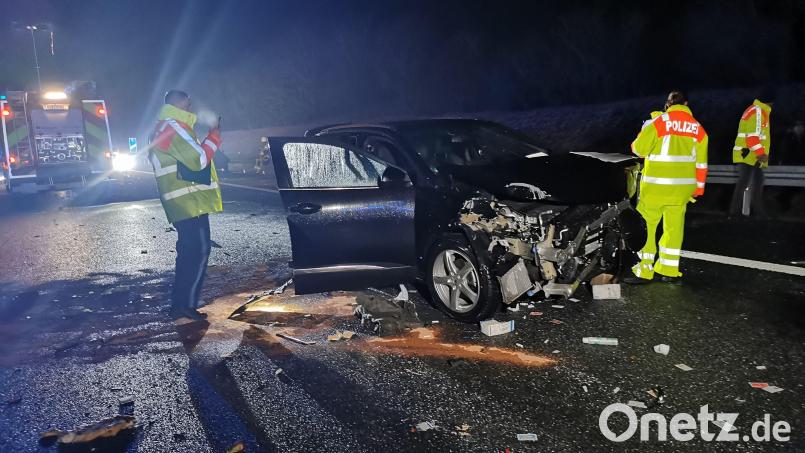 Einsatzkräfte der Polizei stehen neben einem zerstörten Auto auf der A6. Bei Amberg waren auf einem Abschnitt von etwa einem Kilometer insgesamt 20 Autos in die Unfälle verwickelt, wie ein Polizeisprecher am Donnerstagabend sagte. Bild: picture alliance/dpa/vifogra