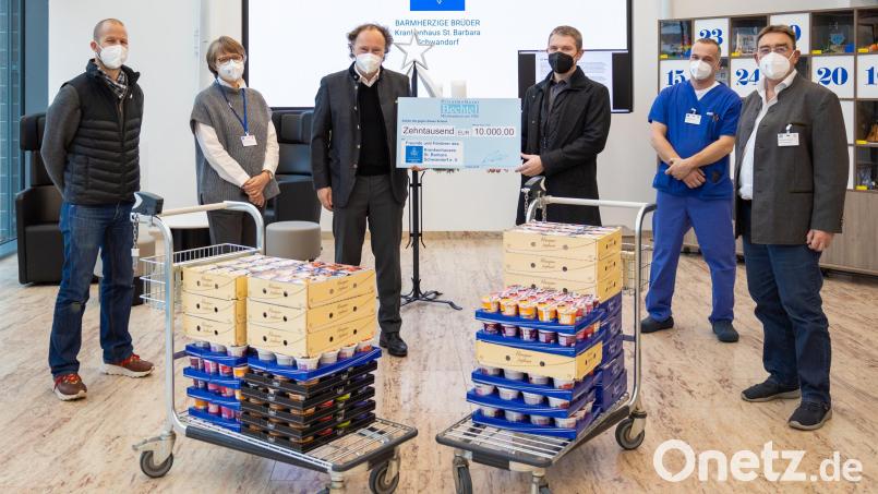 Der stellvertretende Geschäftsführer des Krankenhauses Michael Enzmann (rechts) nahm zusammen mit Andreas Wopperer (Dritter von rechts), dessen Stellvertreter Andreas Betzlbacher (links) und den Vorstandsmitgliedern des Fördervereins Gabi Leichtl und Wolfgang Wack (Zweiter von rechts) von René Guhl nicht nur den Scheck über 10 000 Euro, sondern auch eine Sonderlieferung Joghurt entgegen. Bild: exb