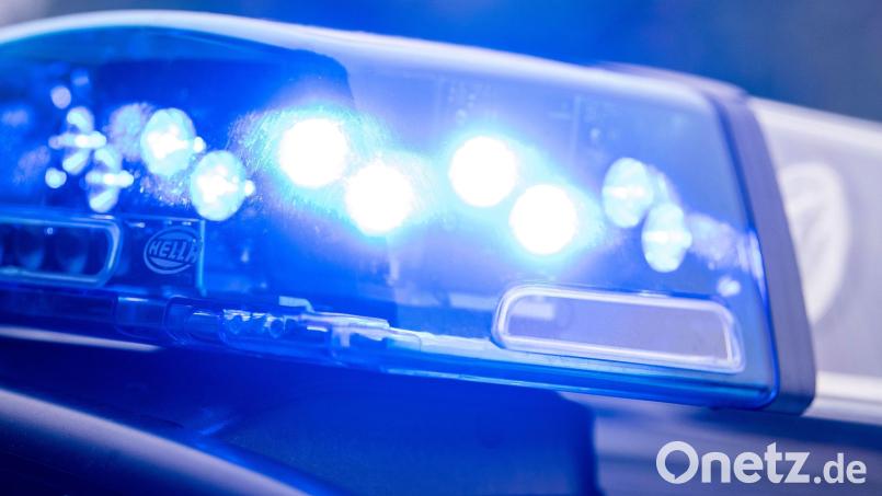 Ein Blaulicht leuchtet auf dem Dach einer Polizeistreife. Symbolbild: Lino Mirgeler