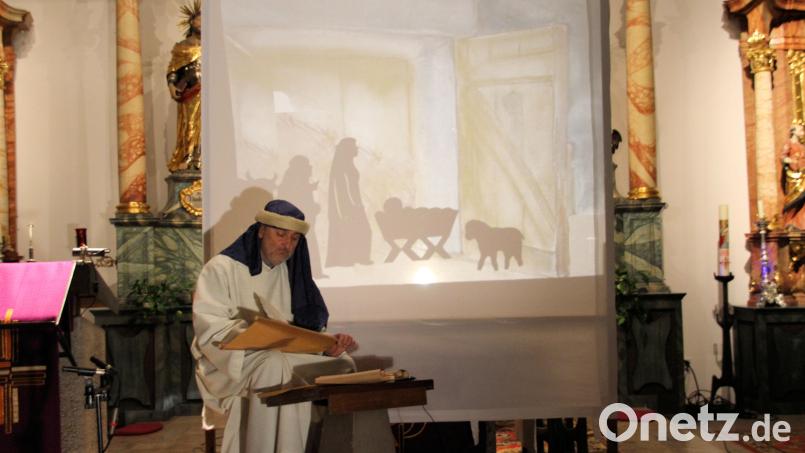 Ein Schattenspiel mit der Geschichte von Josef und Maria erzählte der Evangelist Lukas (Ferdinand Holler). Bild: bjo