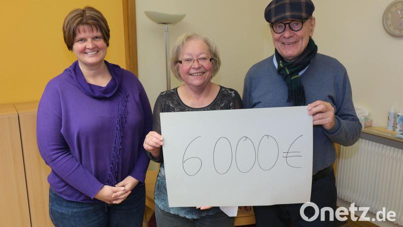 6000 Euro aus einem Stiftungsvermögen übergab Stiftungsvorstand Jürgen Wyrobisch (rechts) an SkF-Geschäftsführerin Andrea Graf (links) an SkF-Vorsitzende Marianne Gutwein (Mitte). Bild: usc