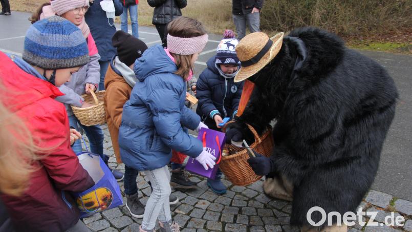 Die Specht machte sich an die Kinder heran, um etwas Essbares zu ergattern. Bild: kro