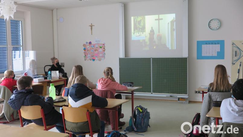 Gespannt verfolgten die Fünftklässler den Online-Weihnachtsgottesdienst ihrer Schule. Bild: jzk
