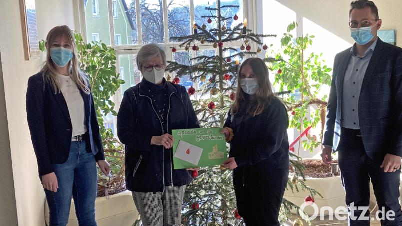 Bei der Übergabe der Spende (von links): Miriam Becker, Dr. Annemarie Schraml, Klassensprecherin Emilia Karwath und Rektor Jürgen Bayer. Bild: Mittelschule Tirschenreuth/exb