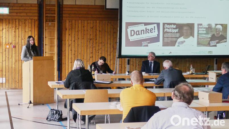 Daniela Peintinger, Geschäftsstellenleiterin der Gesundheitsregion Plus Nordoberpfalz (am Redner-pult) stellt Ziele und Schwerpunkte der Gesundheitsregion vor. Bild: Steinwald-Allianz/exb
