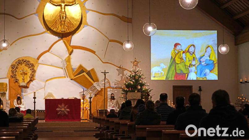 Das Krippenspiel in der Kinderchristmette in der Pfarrkirche St. Sebastian wird per Beamer gezeigt. Bild: fvo