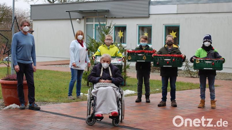 Bei der Geschenkübergabe dabei waren (von links) Heimleiter Bernhard Riedl, Betreuungskraft Kathrin Dietz, Heimbeiratsvorsitzende Anneliese Bauer sowie Schüler aus der Klasse 6GTKa. Bild: Mittelschule Waldsassen/exb