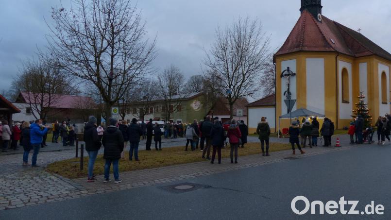 St. Barbara und der Dorfplatz bildeten die Kulisse für den Gottesdienst am Heiligen Abend. Bild: hme