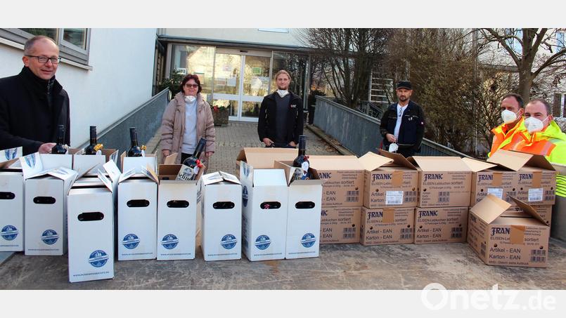Die übrigen Glühweinflaschen und Lebkuchen-Packungen wurden an Seniorenheim-Leiterin Claudia Heier und die beiden Hausmeister übergeben Bild: stg