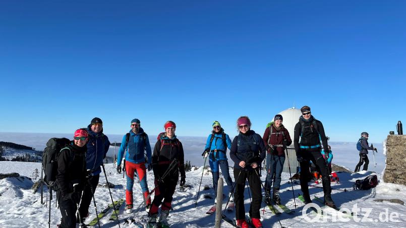 Bei der Skitour führten die Mitglieder der DAV Sektion Karlsbad auch Lawinenrettungsübungen durch Bild: DAV Sektion Karlsbad/exb