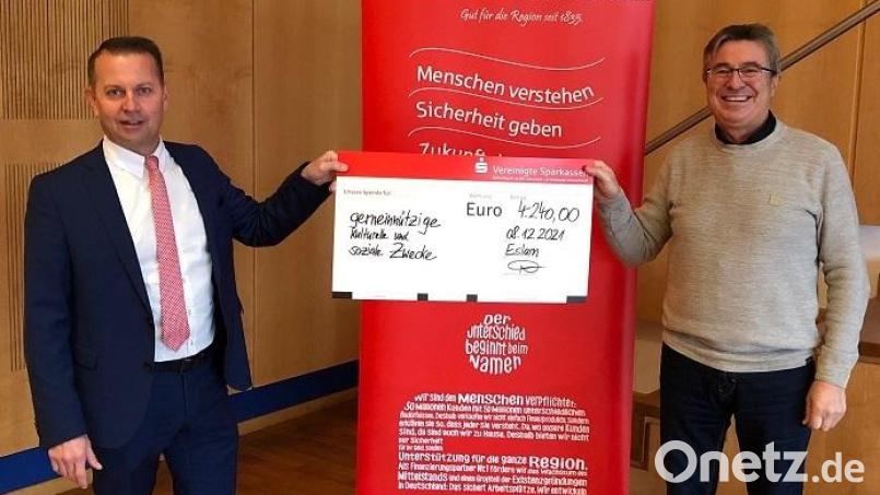 Vorstandchef Gerhard Hösl (links) überreicht einen Scheck an Bürgermeister Reiner Gäbl. Bild: Sparkasse ESB-NEW-VOH/exb