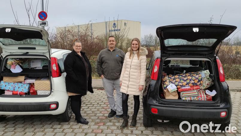 Bescherung für fast 100 Kinder und Jugendliche: Katja und Jörg Scherbel (links) übergeben die Geschenke an Ramona Eisele von der ambulanten Jugendhilfe Soziales Netzwerk Ostbayern (SoNet). Bild: ads