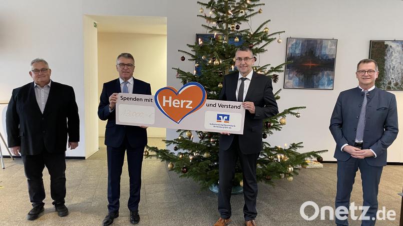 Bei der Übergabe des symbolischen Schecks in Höhe von 13 000 Euro waren (von links) Herbert Gmeiner, Bürgermeister Franz Stahl, Bürgermeister Franz Schöner und Regionalmarktleiter Helmut Wolfrum dabei Bild: Volksbank Raiffeisenbank Nordoberpfalz/exb