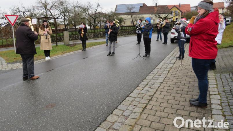 Mit Weihnachtsliedern kündeten die Mitglieder der Jugendblaskapelle Parkstein die Geburt Jesu an. Bild: adj