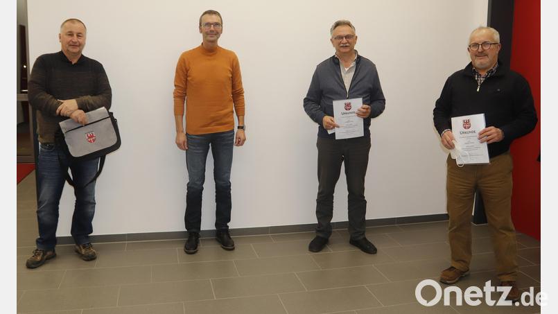 Bürgermeister kamen und gingen, aber drei Jubilare sind seit 25 Jahren im Gemeinderat geblieben: (von links) Christian Sperber, Bürgermeister Peter Achatzi, Wolfgang Rattai und Herbert Pilhofer nach der Ehrung. Bild: mfh