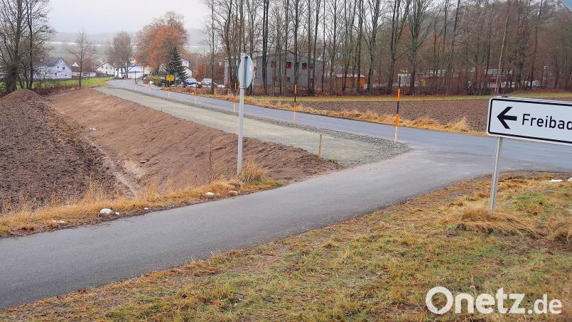 Bis auf die Tragschicht ist das fehlende Teilstück des Geh- und Radwegs vom Friedenfelser Ortskern zum Freibad fertiggestellt. Im Zuge von Straßenausbesserungen im Frühjahr soll die endgültige Fertigstellung erfolgen. Bild: bsc