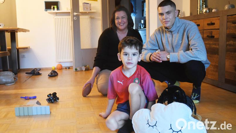 Mama Anna Lucko und Gian Marco (rechts) sind überglücklich, dass der kleine Gian Paolo den Blutkrebs besiegt hat und sein Leben wieder in fast normalen Bahnen verläuft. Bild: Gabi Schönberger