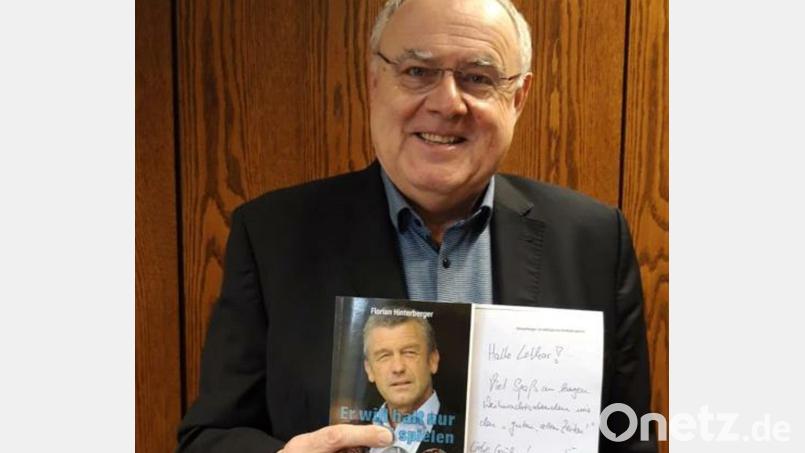 Lothar Höher freut sich über eine persönliche Widmung des ehemaligen Fußballprofis Florian Hinterberger. Bild: Kunz