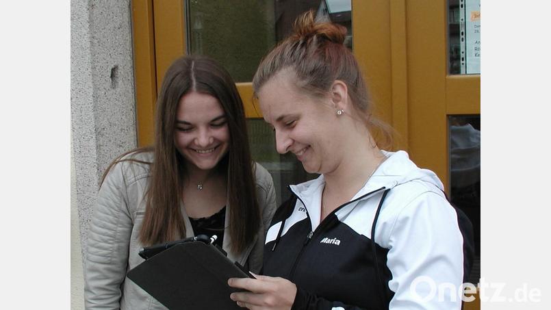 Jugendbürgermeisterin Lilli Glowka (links) und Jugendbeauftragte Maria König bei der Besprechung des Ferienprogramms. Die beiden überbrachten für die letzte Gemeinderatssitzung des Jahres schriftlich ihr Resümee für 2021. Archivbild: ld