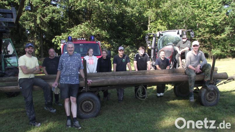 Die Muglhofer Feuerwehr brachte auf dem Sportplatz neue Zaunpfosten an. Hier waren vor allem die Jugendlichen besonders aktiv. Bild: ror