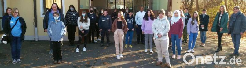 Die Schülerinnen und Schüler der Klasse 8aM mit Ausbilderinnen, Lehrkräften und Programmanbietern bei ihrer Berufsorientierung. Bild: njn