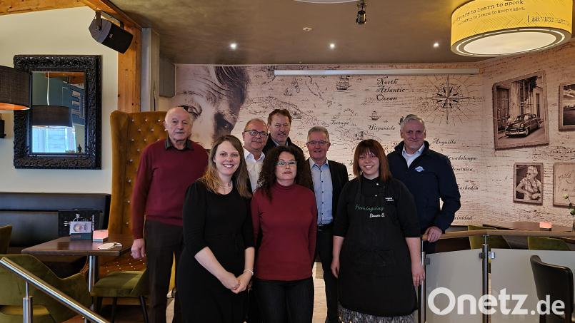 (von links) Herr Gebhardt Tafel Weiden, Frau Götzl Hemingway, Herr Wuddy C&amp;C Großmarkt, Frau Hermann Tafel Weiden, Herr Bauer Inhaber Hemingway, Herr Beer Bäko Weiden, Frau Bauer Küchenmeisterin Hemingway, Herr Petese Milchunion Weiden. Bild: Christoph Forster/exb