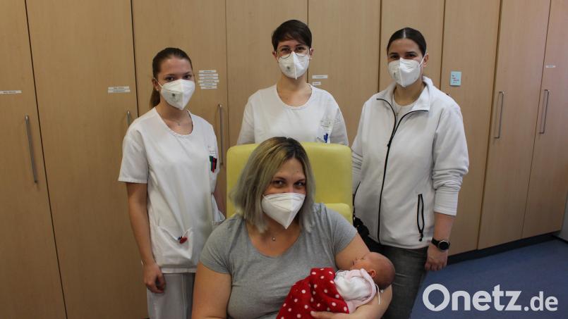 Die kleine Emma schlummert in Mama Marinas Armen. Sie kam als erstes Baby am Heiligen Abend zur Welt. Anja Zeitlmann (von rechts, Station 32), Hebamme Bernadette Lippert und Leitende Oberärztin Dr. Annette Lechler freuen sich mit den Eltern. Bild: Klinikum Weiden/Michael Reindl/exb