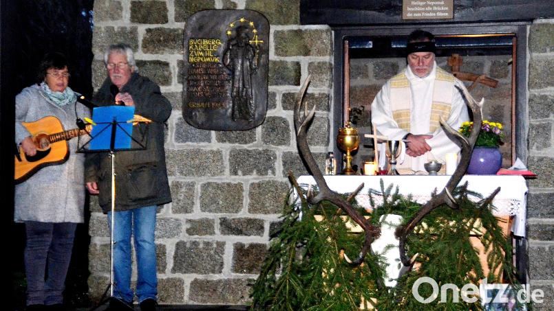 Der Schnaittenbacher Pfarrer Josef Irlbacher (rechts) zelebriert die Hubertusmesse an der Nepomuk-Kapelle auf dem Buchberg. Bild: Sabine Weiß/exb