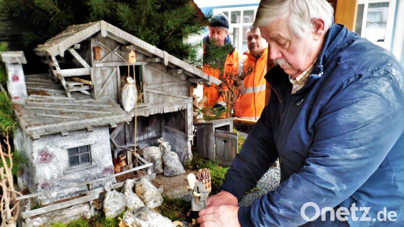 Mit viel Liebe zum Detail gestaltet Krippenbauer Bernhard Kraus seit elf Jahren die Geburtsszenerie im Marktbrunnen vor dem Rathaus. Bild: jml